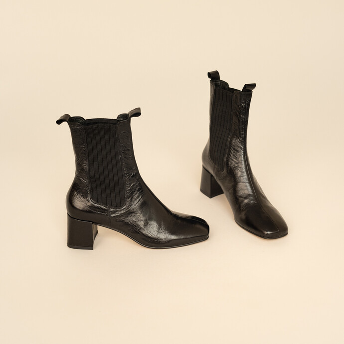 Bottines à talons et fronces  en cuir vieilli noir