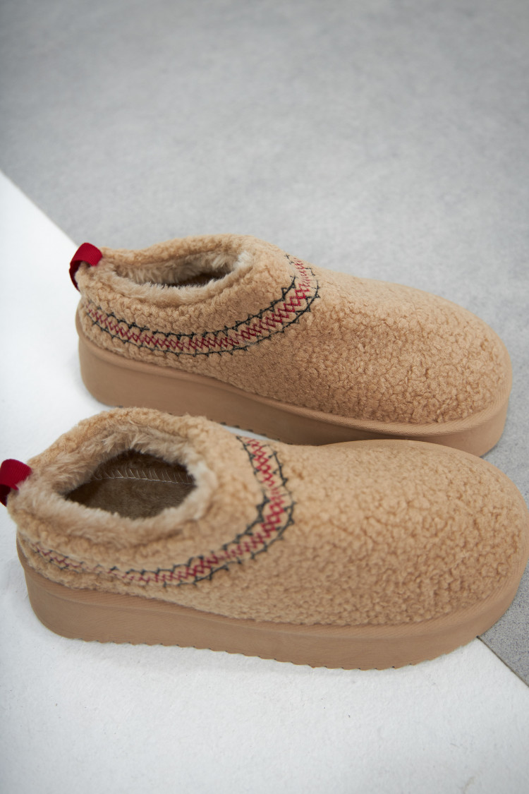 Bottines chaussons en peau de mouton compensés beige foncé