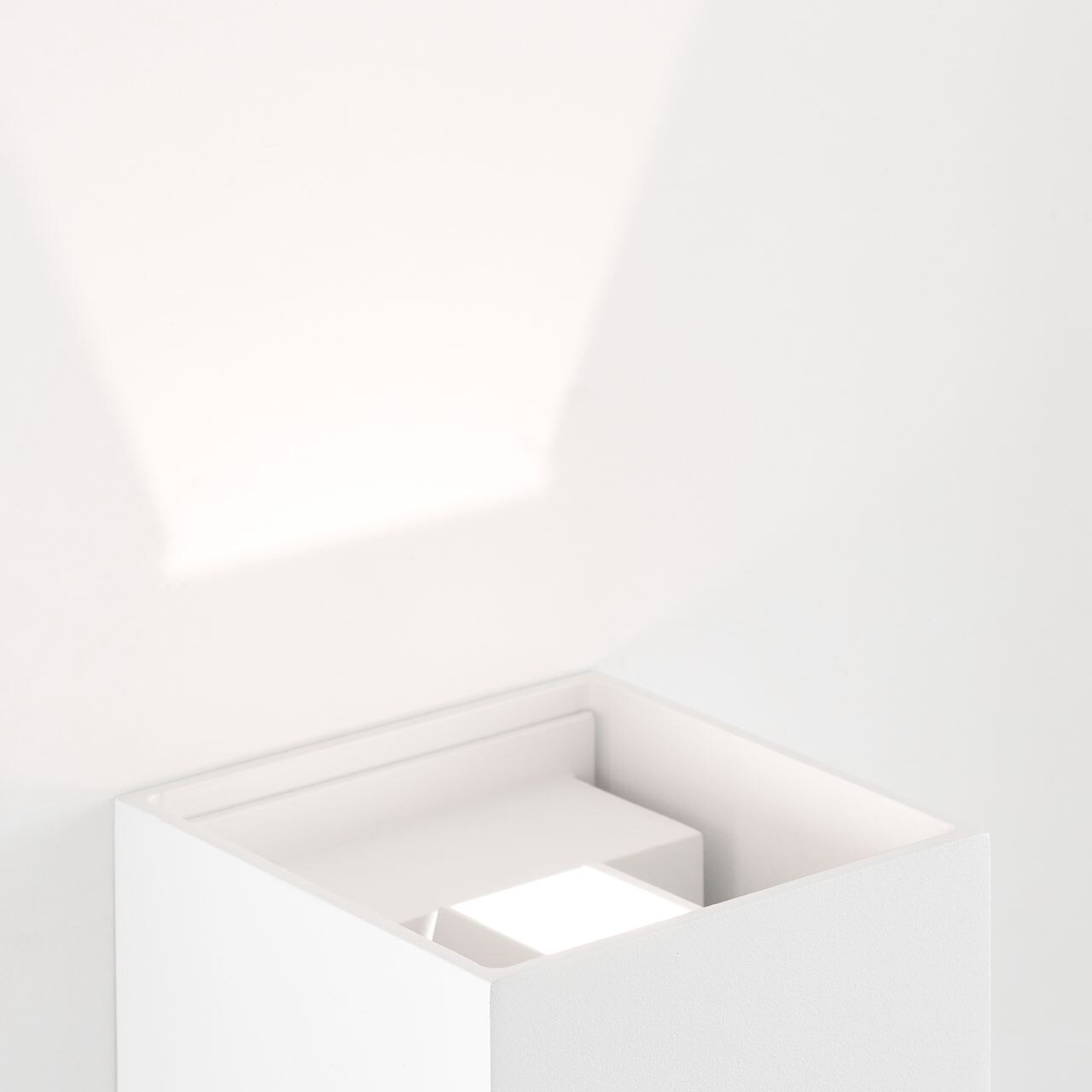 BRILLIANT Isak LED Außenwandleuchte weiß | 1x LED integriert, 7W LED integriert, (Lichtstrom: 500lm, Lichtfarbe: 3000K)