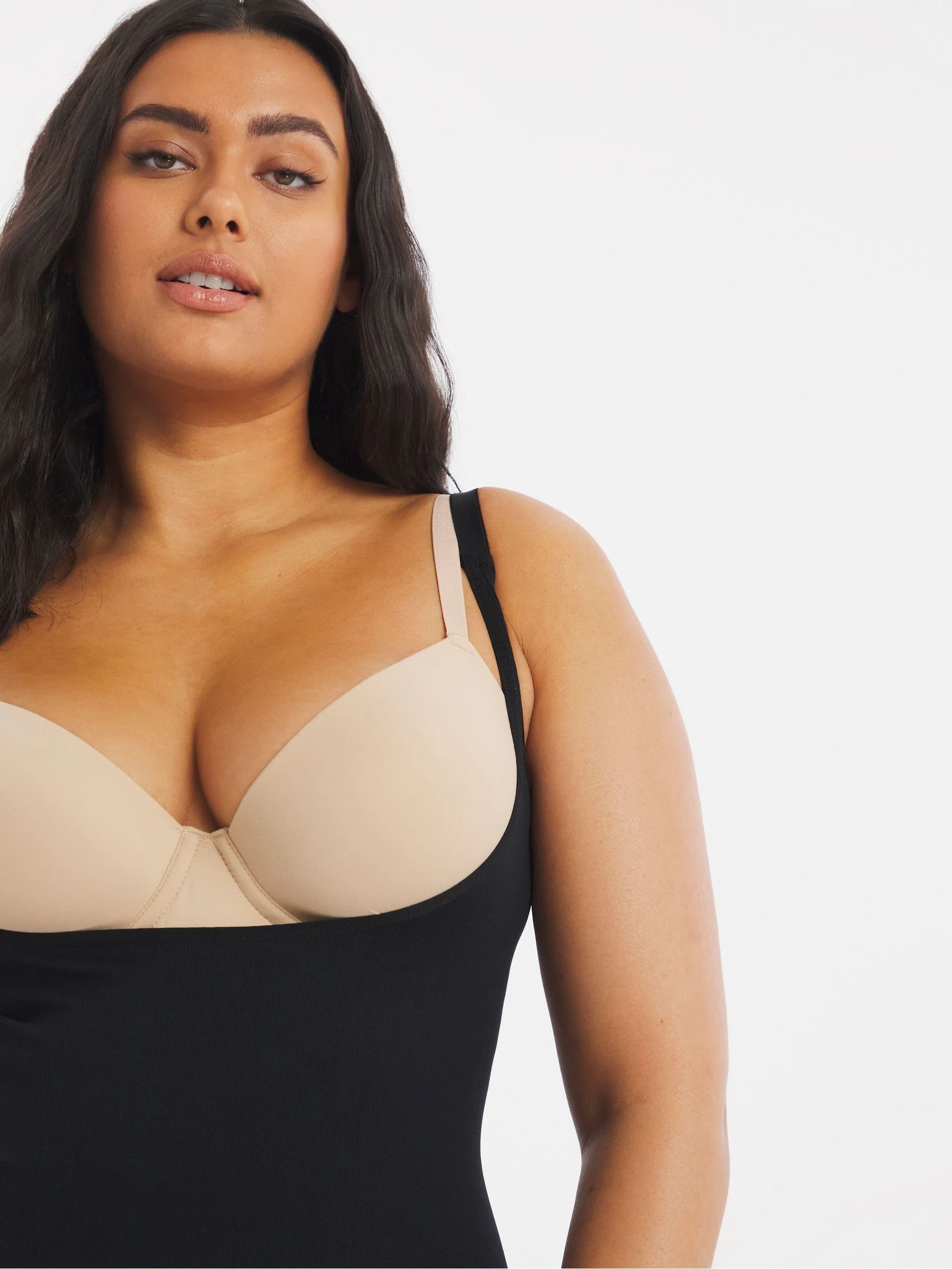 Simply Be Magisculpt naadloze vormgevende body te dragen met eigen beha