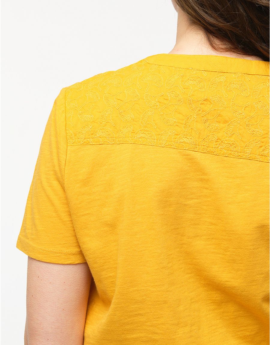 Top jaune col brodé