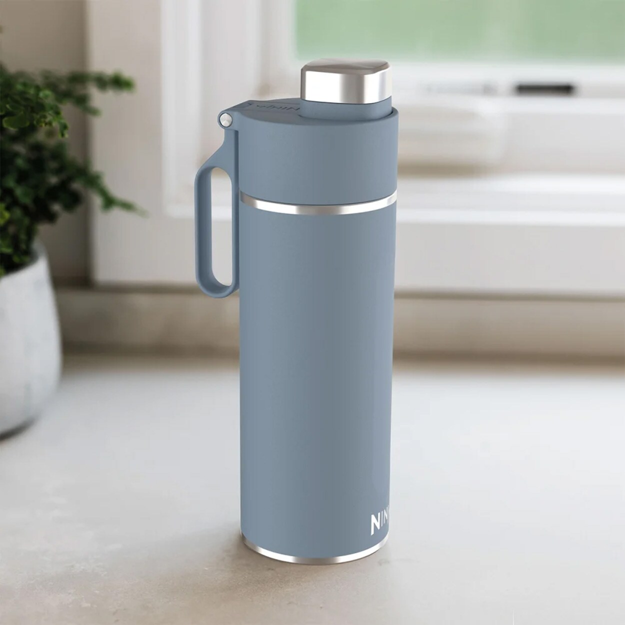Ninja Thirsti 700 ml weiß Trinkflasche