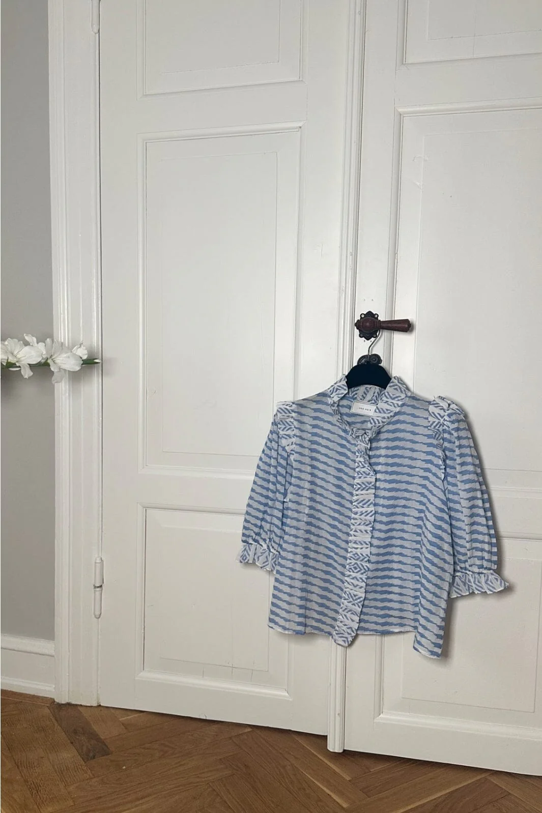 Neo Noir Chacha Graphic Blouse light blue