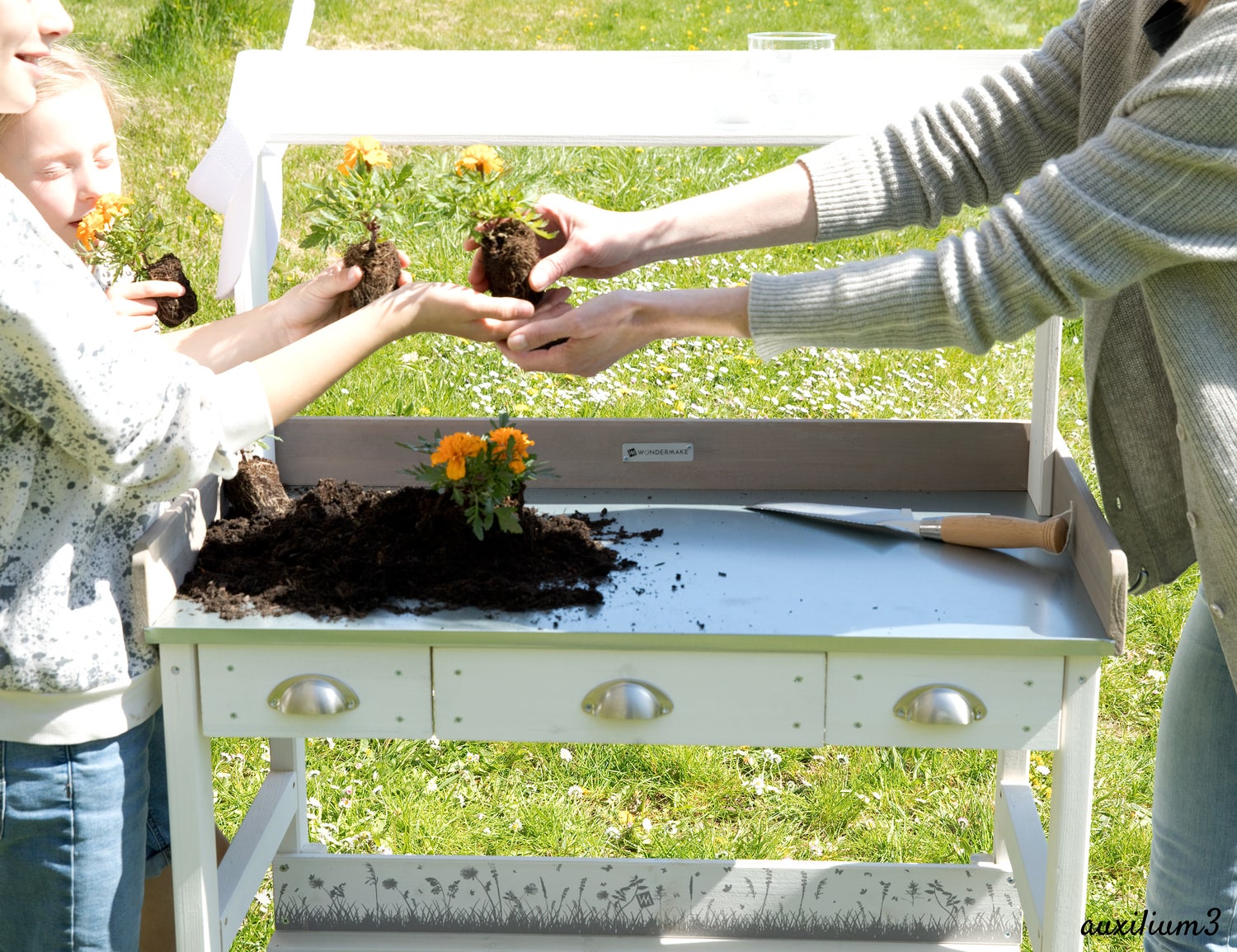 WONDERMAKE - Grote witte houten pottentafel met 3 lades, weerbestendig, XL tuinwerktafel voor buiten op balkons, hoogwaardige tuintafel, wit/grijs
