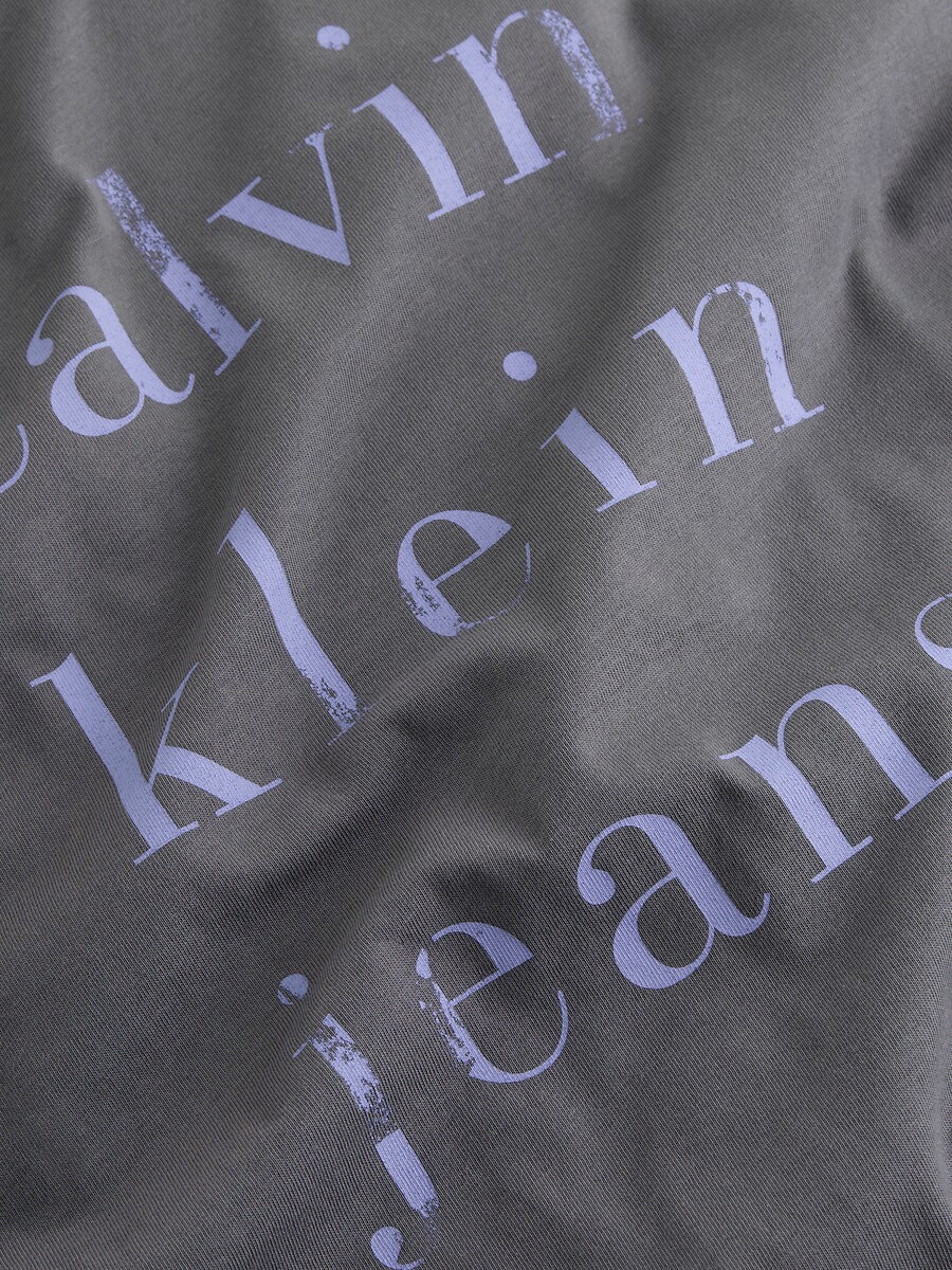 CALVIN KLEIN JEANS<br>Camiseta de manga curta e modelagem solta, com logo no peito