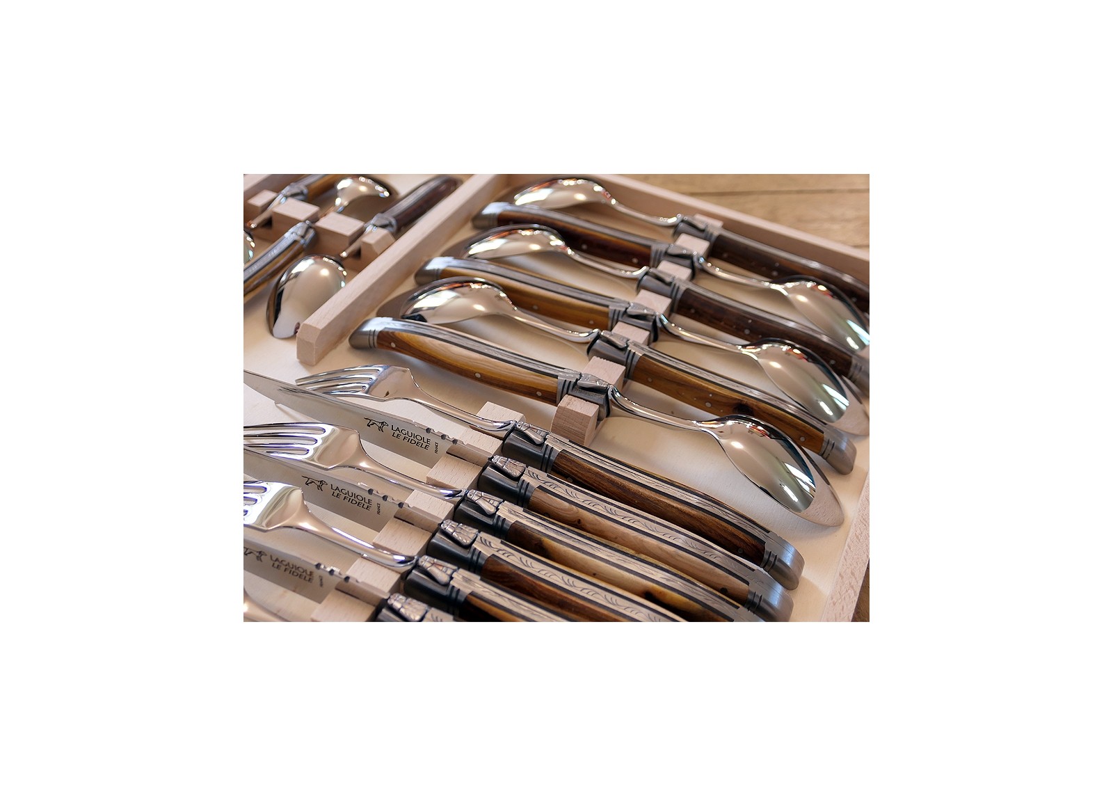 Service Laguiole de 24 pièces avec un manche en bois de pistachier et mitres en acier inoxydable