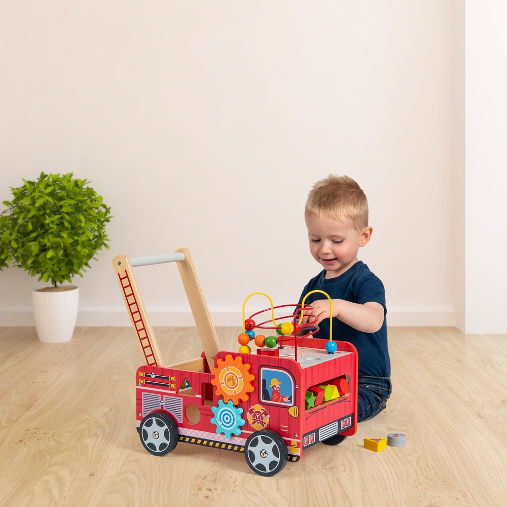 Eichhörnchen-Spielzeug-Feuerwehrwagen aus Holz