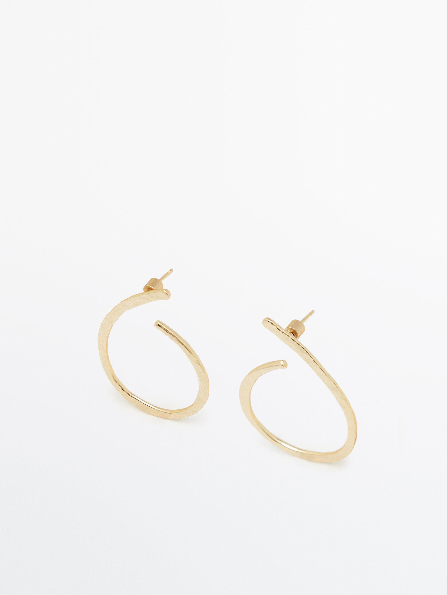 Brincos de argola oval com textura banhada a ouro - DOURADO