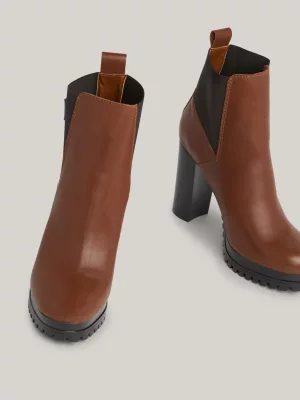 Botas Essenciais de Couro com Salto Alto