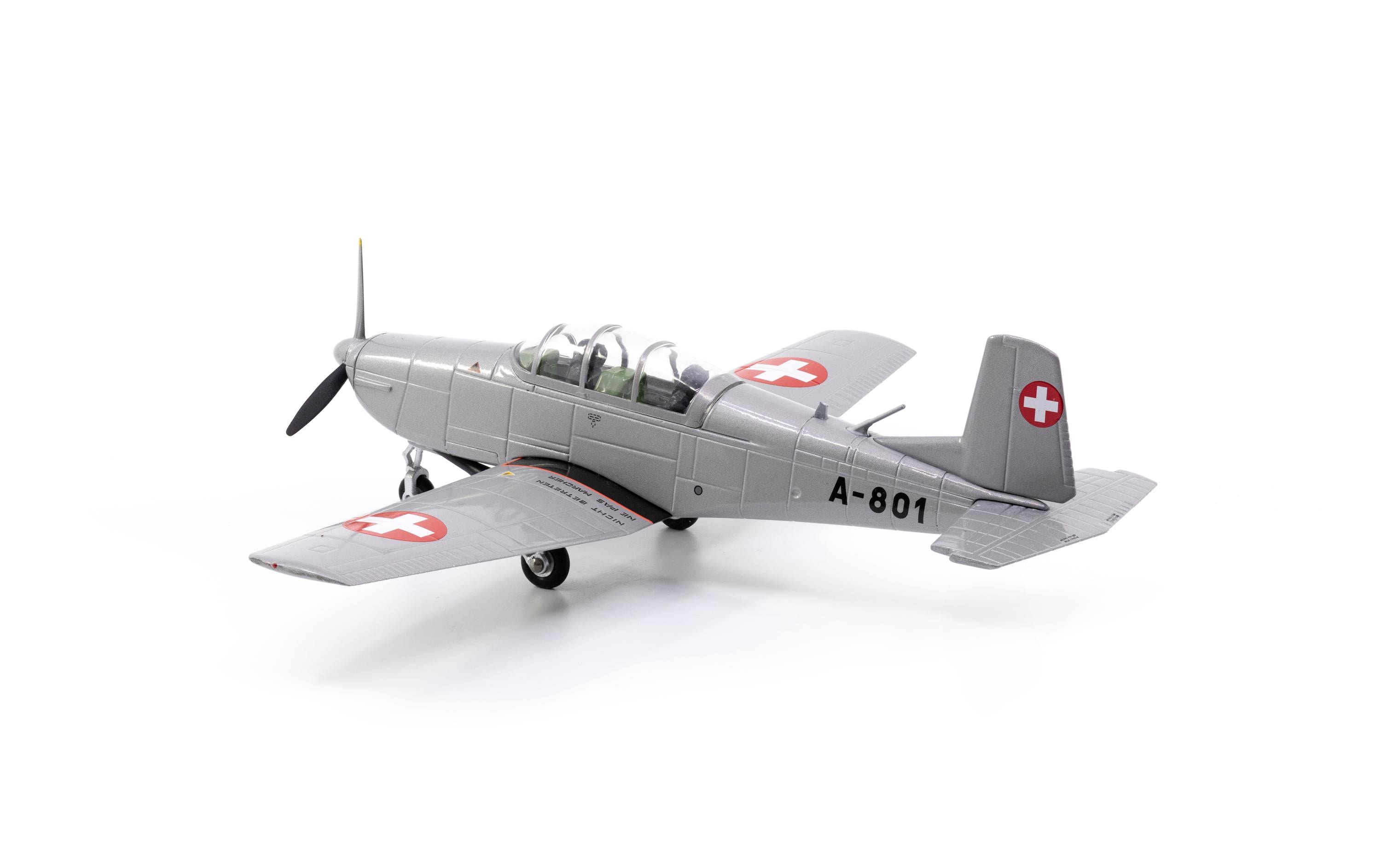 Pilatus P-3 A-801 inkl. Chromständer 1:72Flugzeugmodell mit Display-Ständer