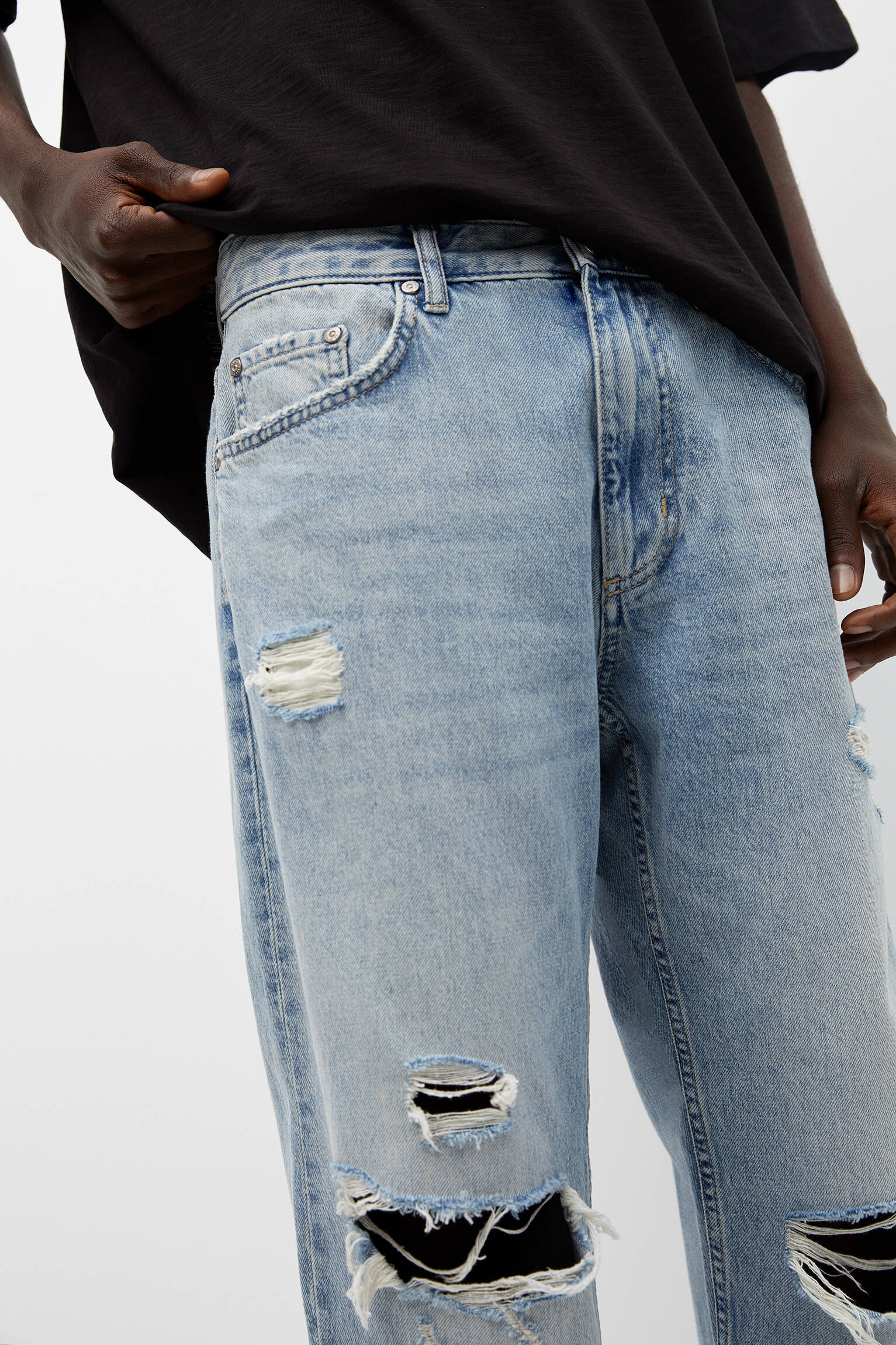 CALÇA JEANS BÁSICA DE PERNA LARGA RASGADA - AZUL MÉDIO