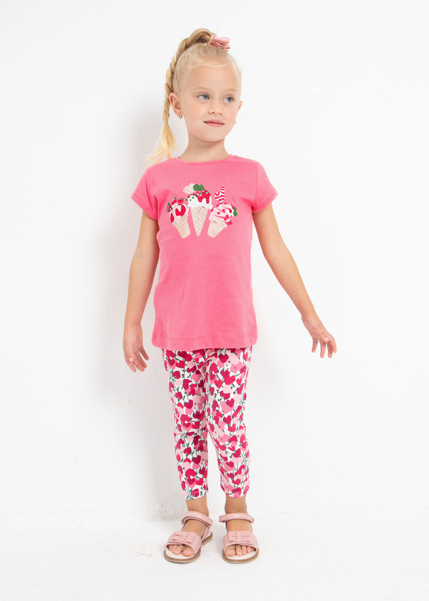 Camiseta feminina com estampa sustentável em algodão.