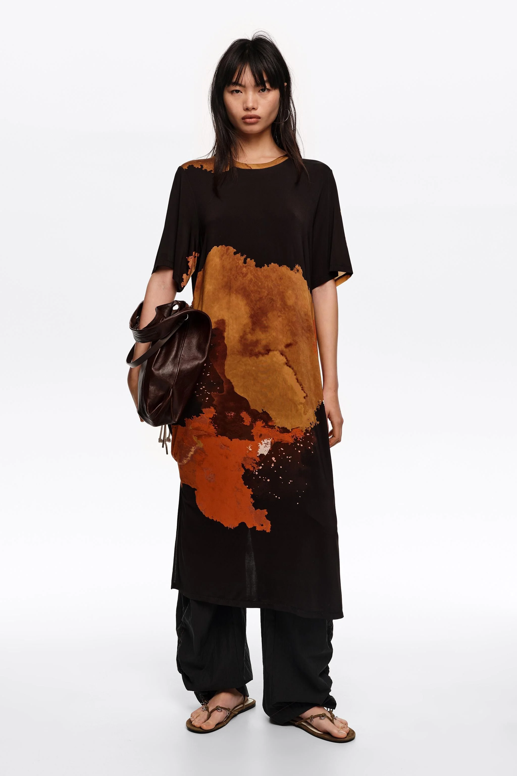 Vestido midi preto fluido estilo camiseta