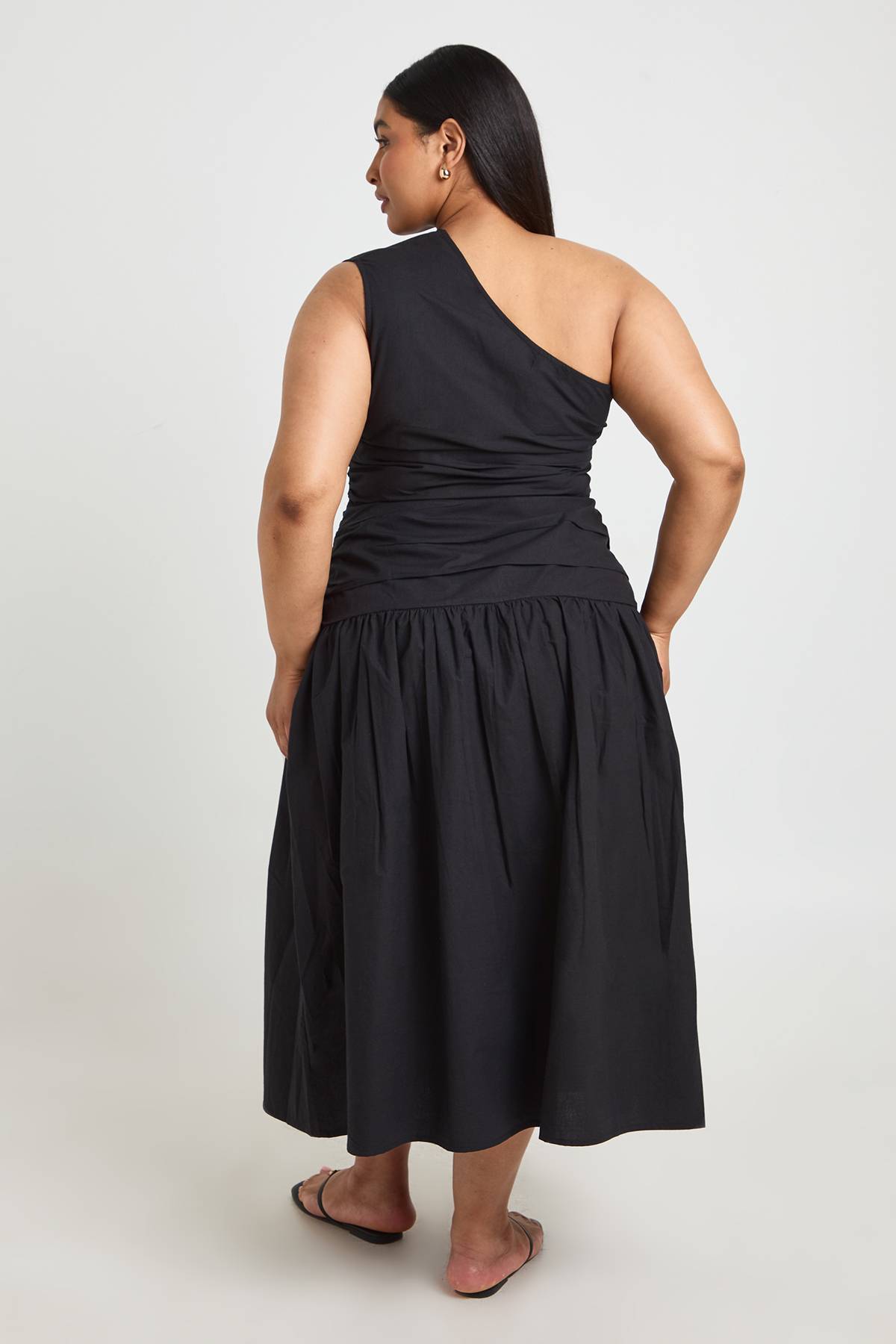 boohoo Robe Midaxi À Une Épaule Froncée En Popeline De Coton Grande Taille