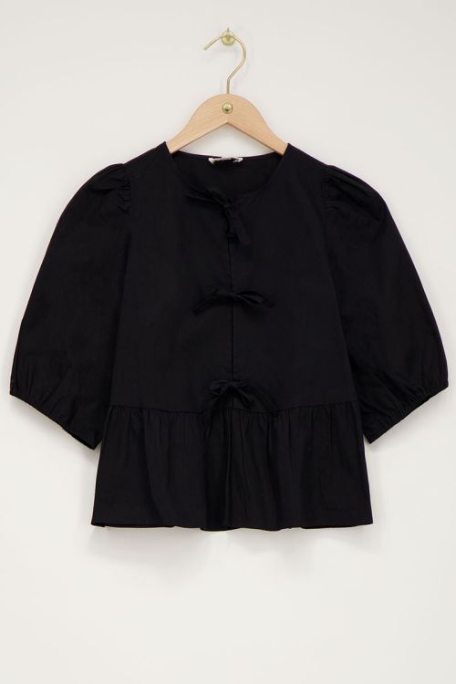 Zwarte top met strikjes en pofmouwen