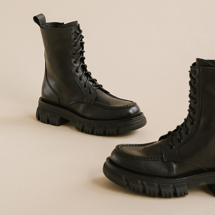 Boots à lacets et semelles épaisses  en cuir noir