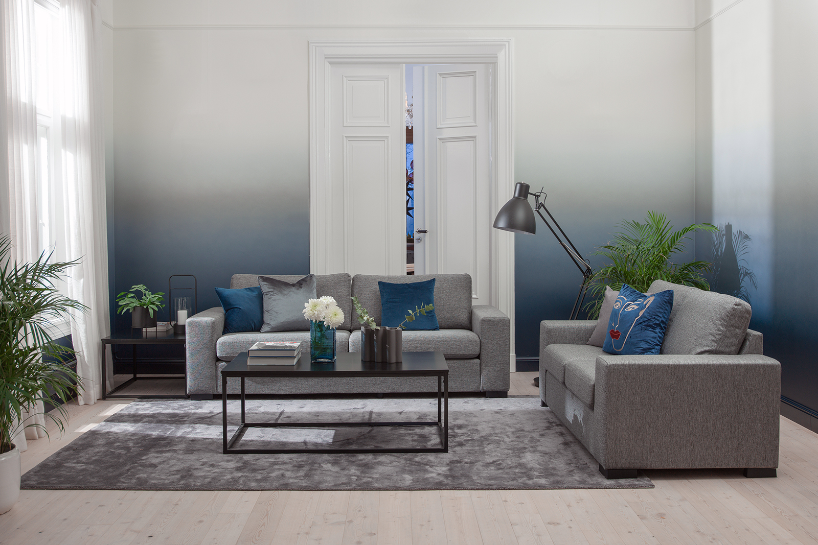 Max sofa 3-seter med duoputer i tekstil Rocco 281 mørk grå med sorte ben