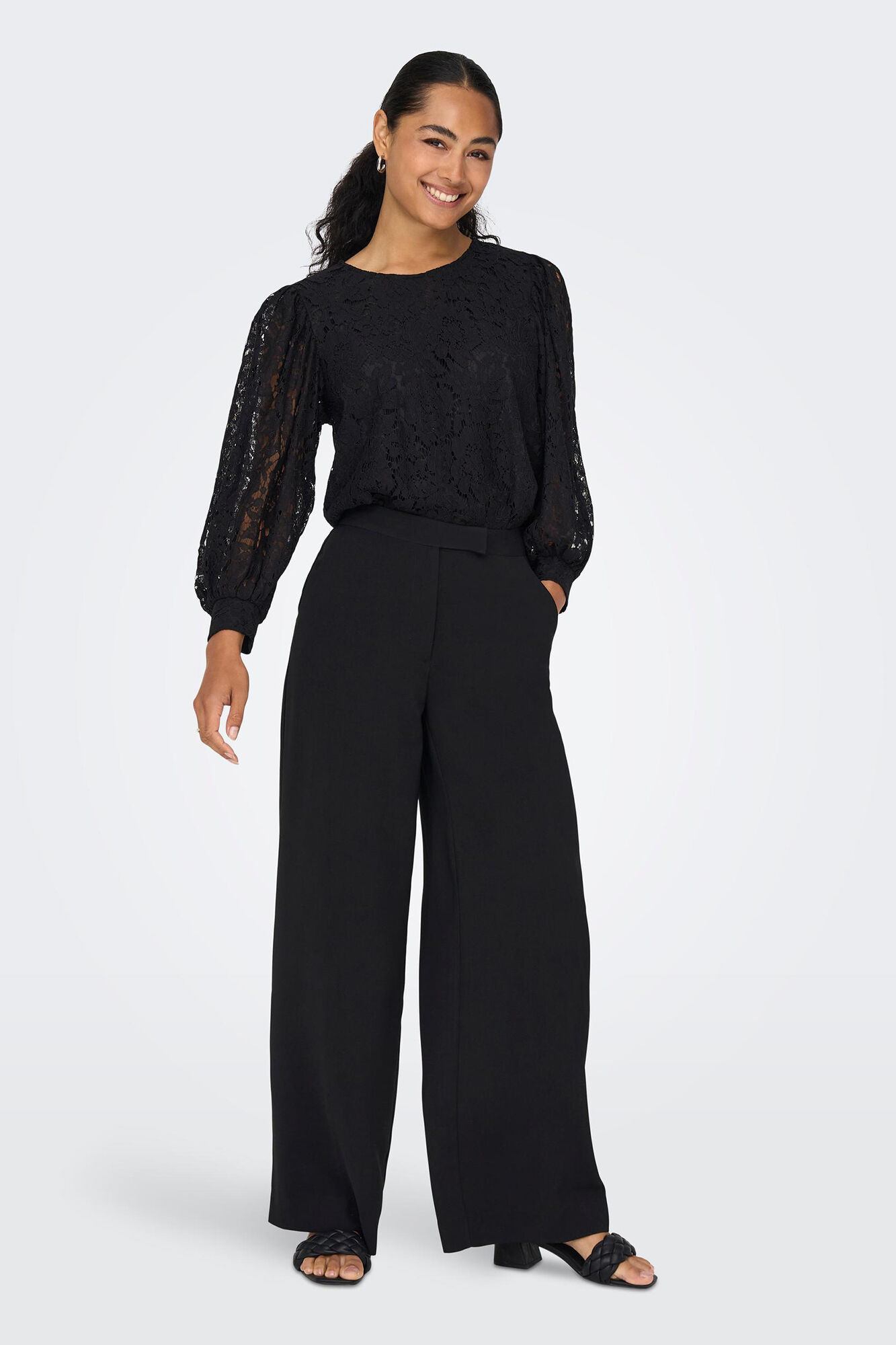 Blusa de renda de mangas compridas