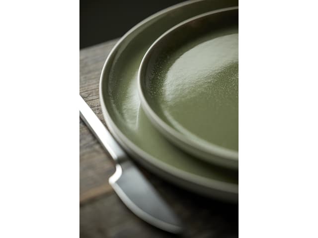 Studio Round Frokosttallerken Matte white/Shiny moss