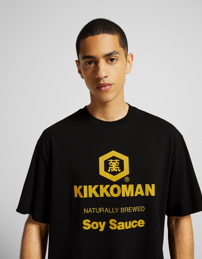 Camiseta de manga curta Kikkoman com estampa e modelagem quadrada.