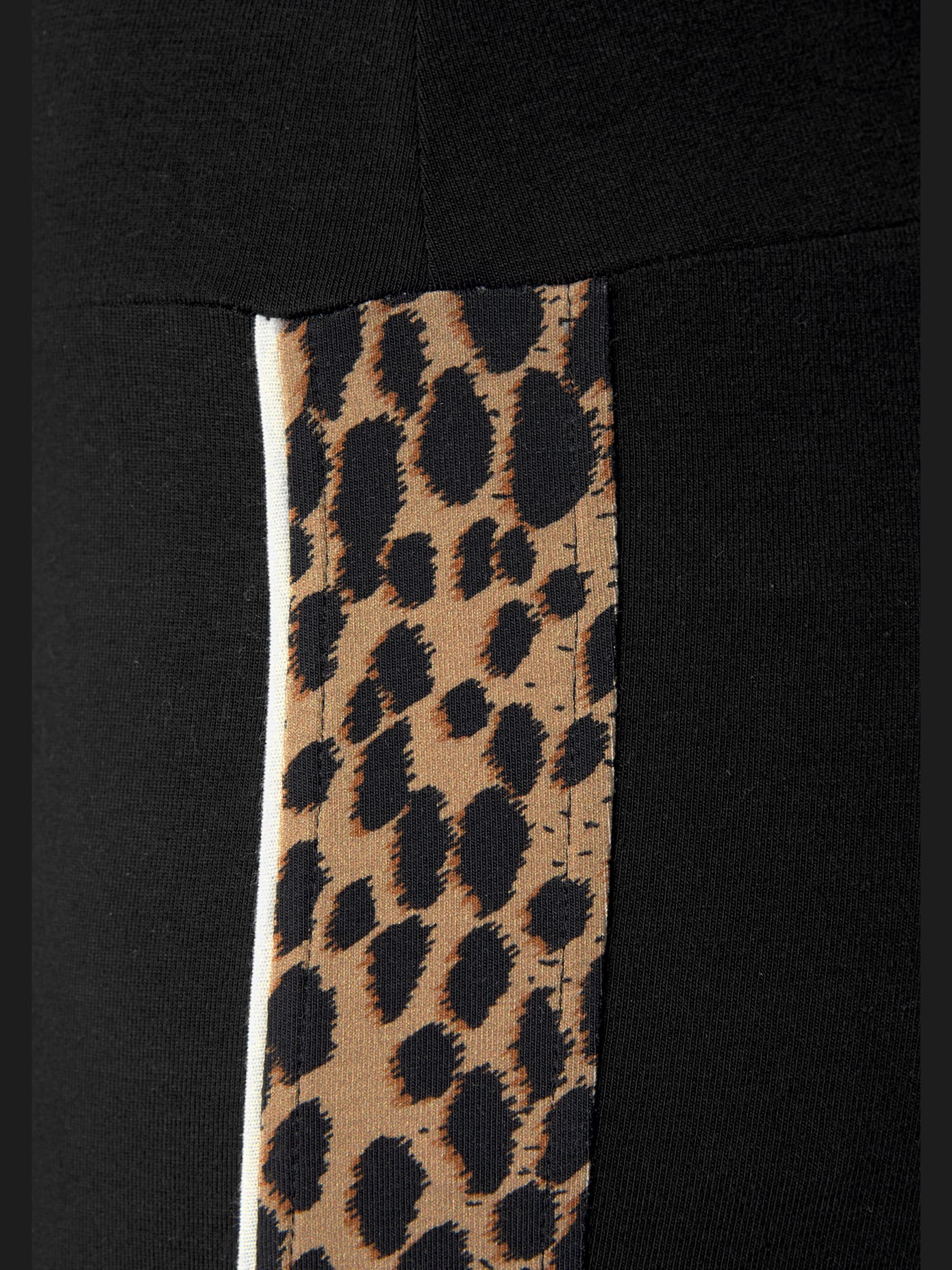 Legging avec détails léopard sur les côtés.