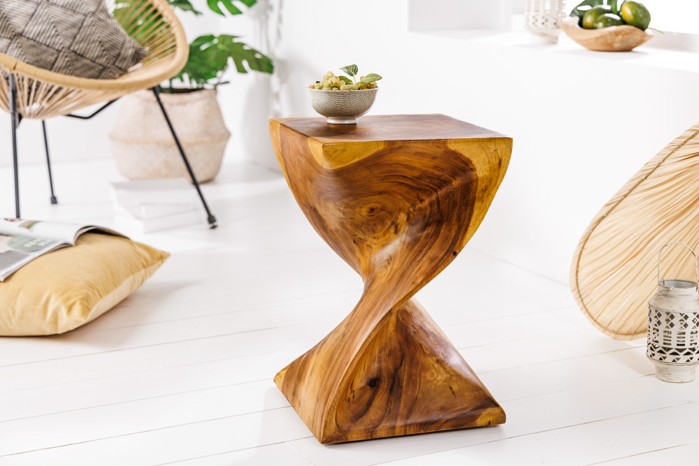 Skulp­tu­raler Beistelltisch HELIX 30cm natur Suarholz handmade in Bali Sitzhocker