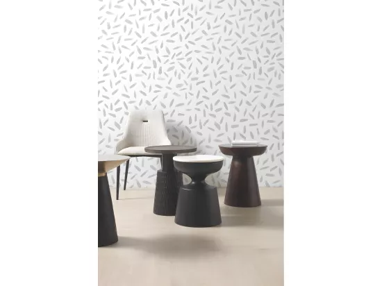 Table d'appoint avec base en bois et plateau en métal doré