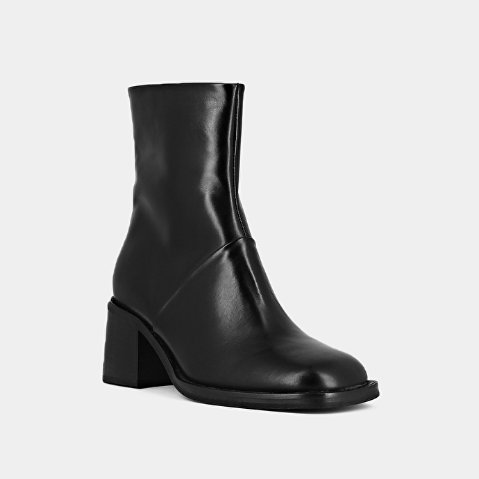 Bottines à bouts carrés et coutures apparentes  en cuir noir