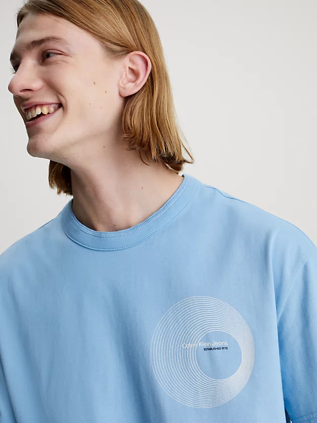 Camiseta com estampa gráfica e modelagem relaxada