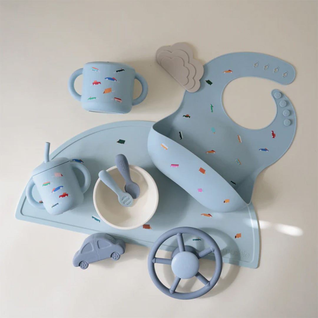 mushie siliconen kinderbeker met rietje - retro cars