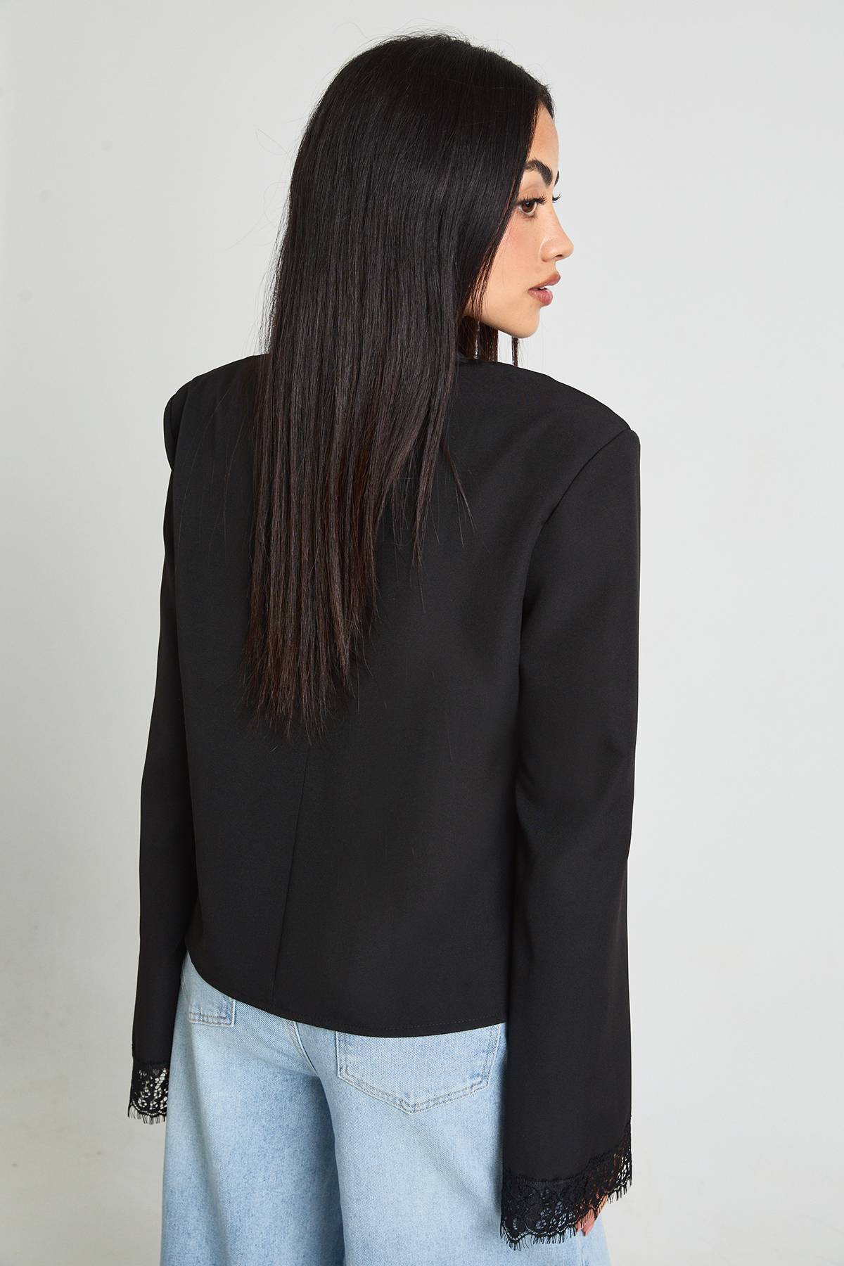 boohoo Chemisier À Manches Évasées Avec Poignets En Dentelle