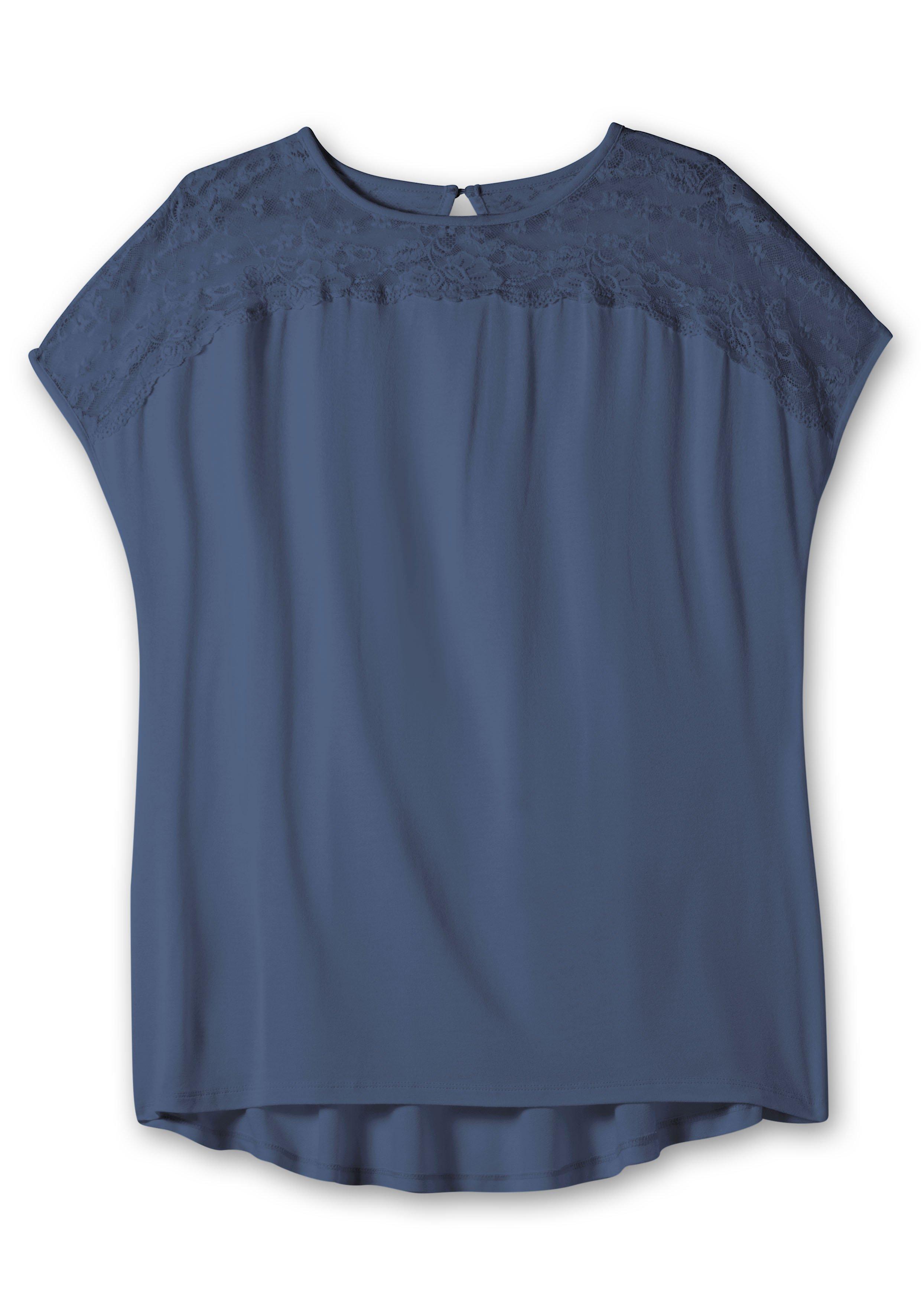 Shirt mit Spitzenpasse an der Schulterpartie
