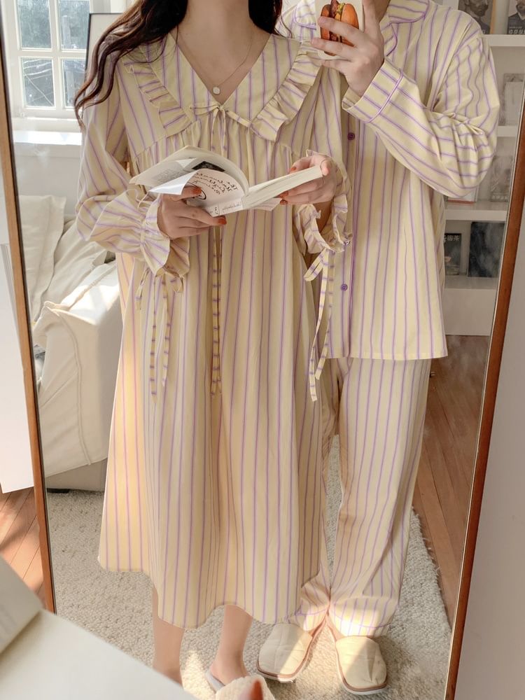 Tanee - Midi-pyjamajurk met pofmouwen, strepen en rucheskraag / overhemd met knopen / broek / set