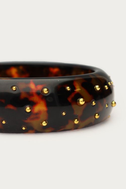 Bruine bangle met goudkleurige studs