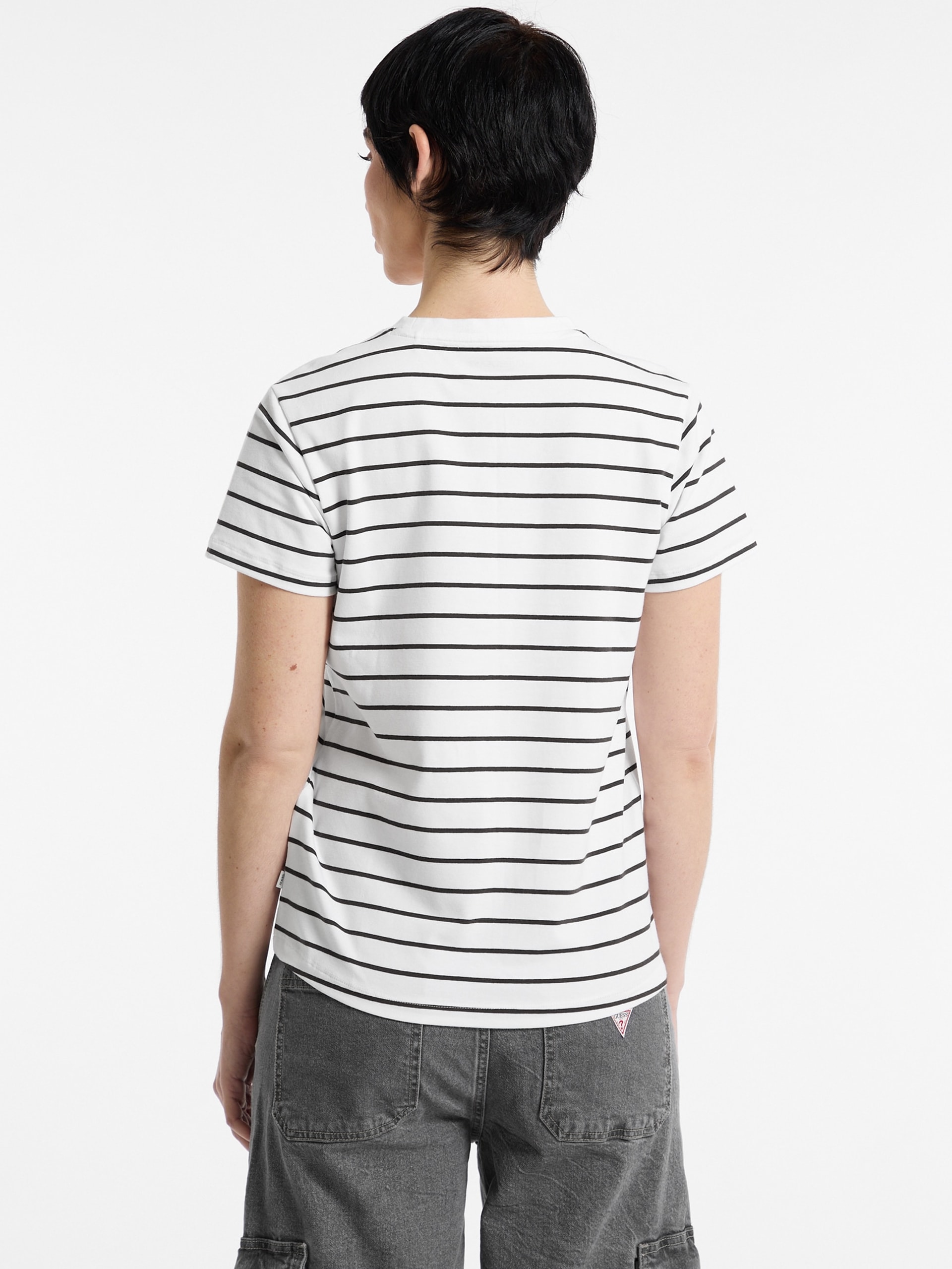 Camiseta listrada clássica com logo bordado