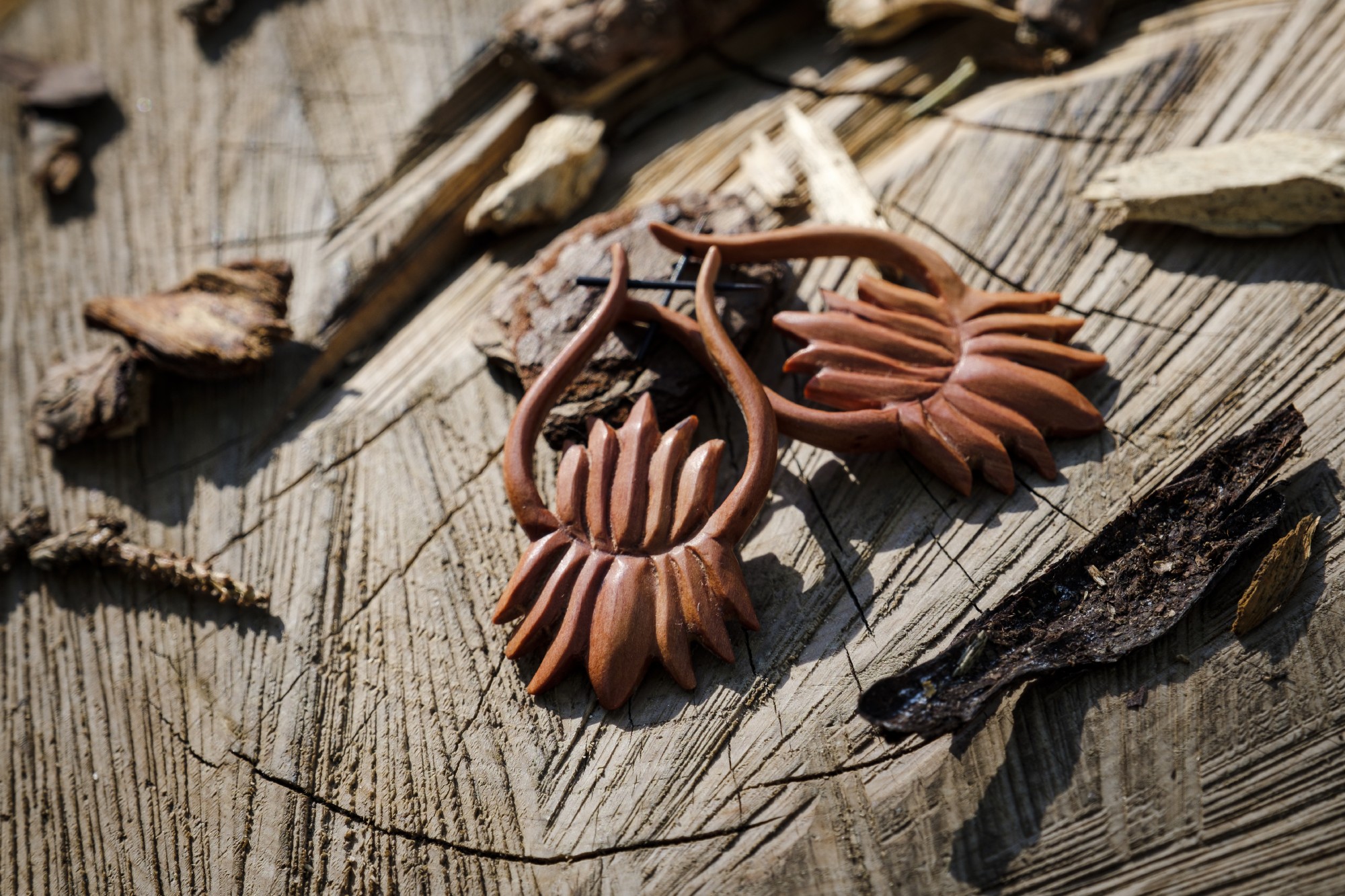 Ohrring 'Lotus', Holz, H 6 cm, B 3 cm, T 0,5 cm günstig bestellen