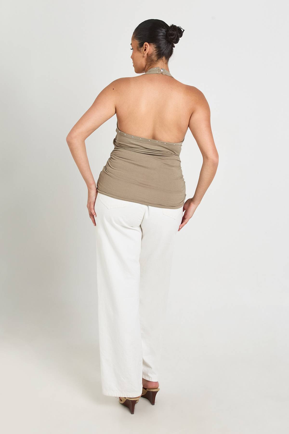 boohoo Haut Grande Taille Col Bénitier Dos Nu Avec Détails Cloutés