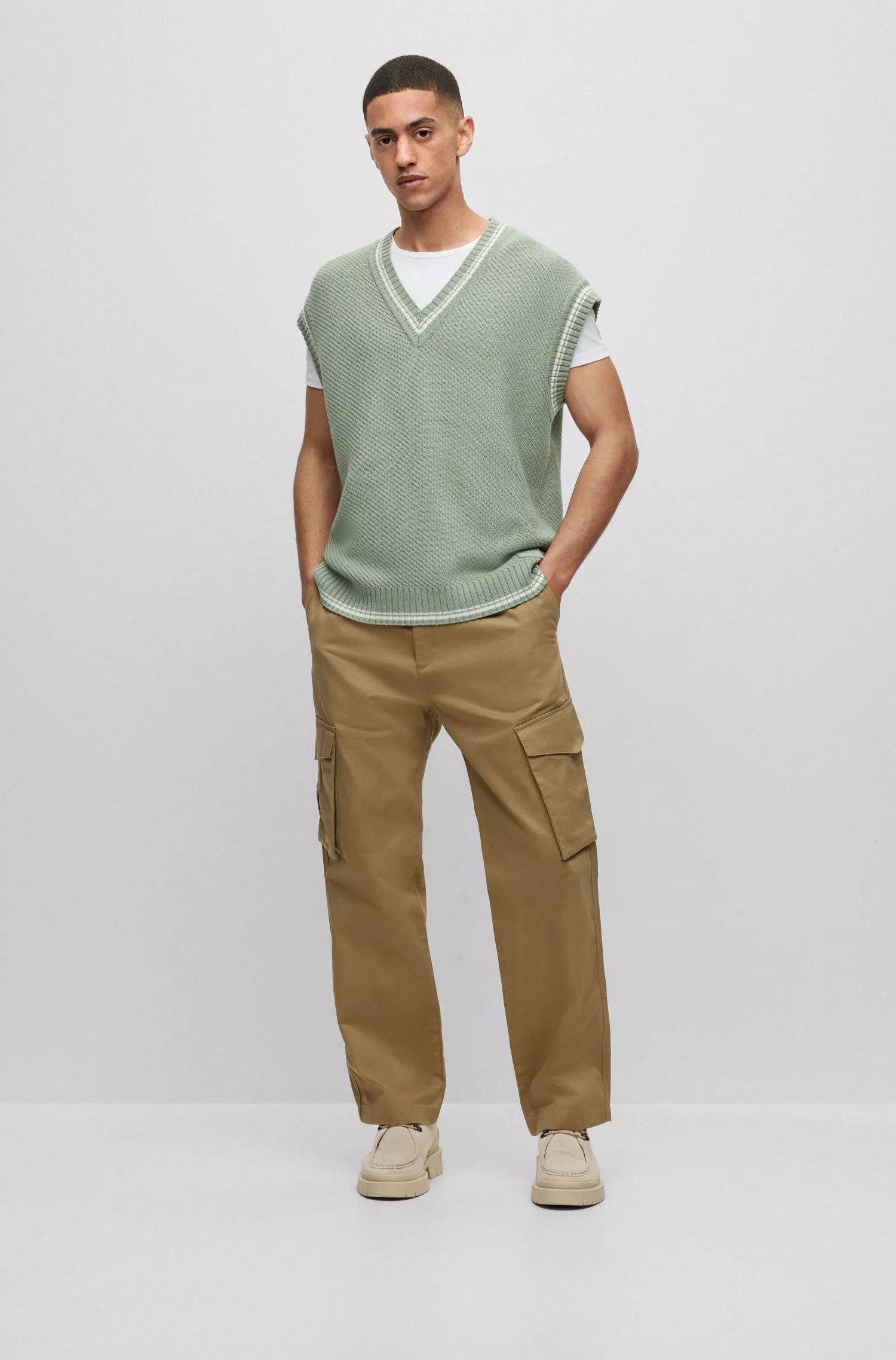 Suéter HUGO vermelho, oversized, sem mangas, com decote em V e etiqueta com o logotipo.