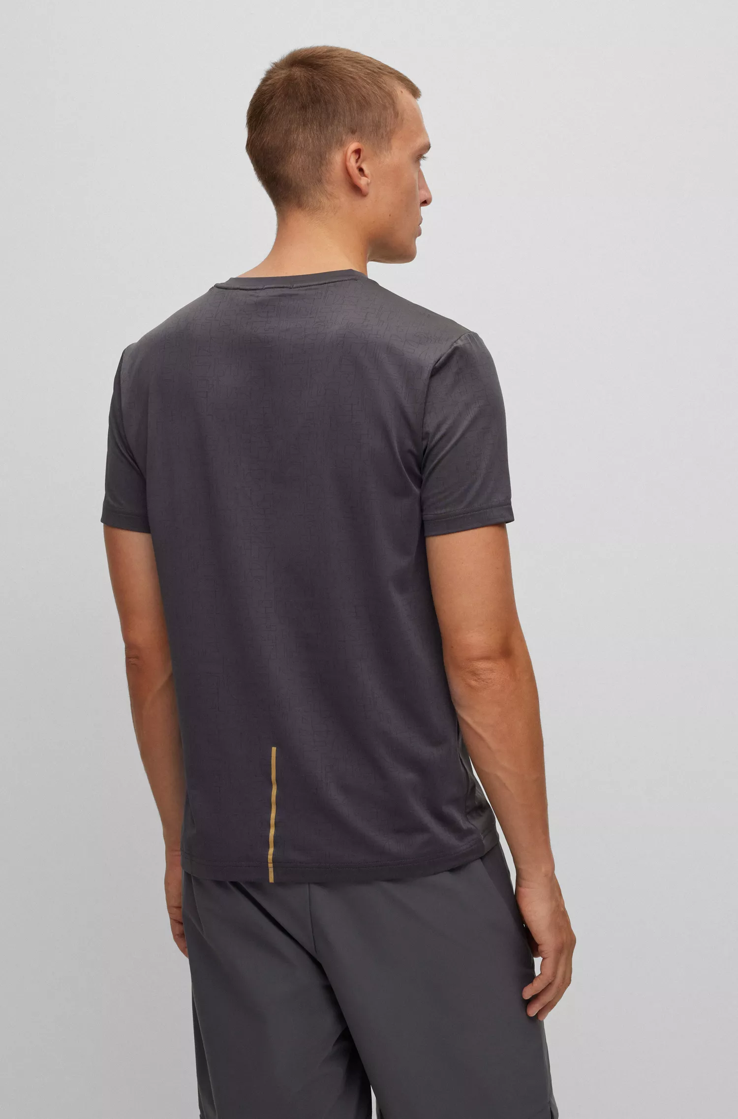 Camiseta BOSS verde, corte slim, com estampa refletora decorativa.