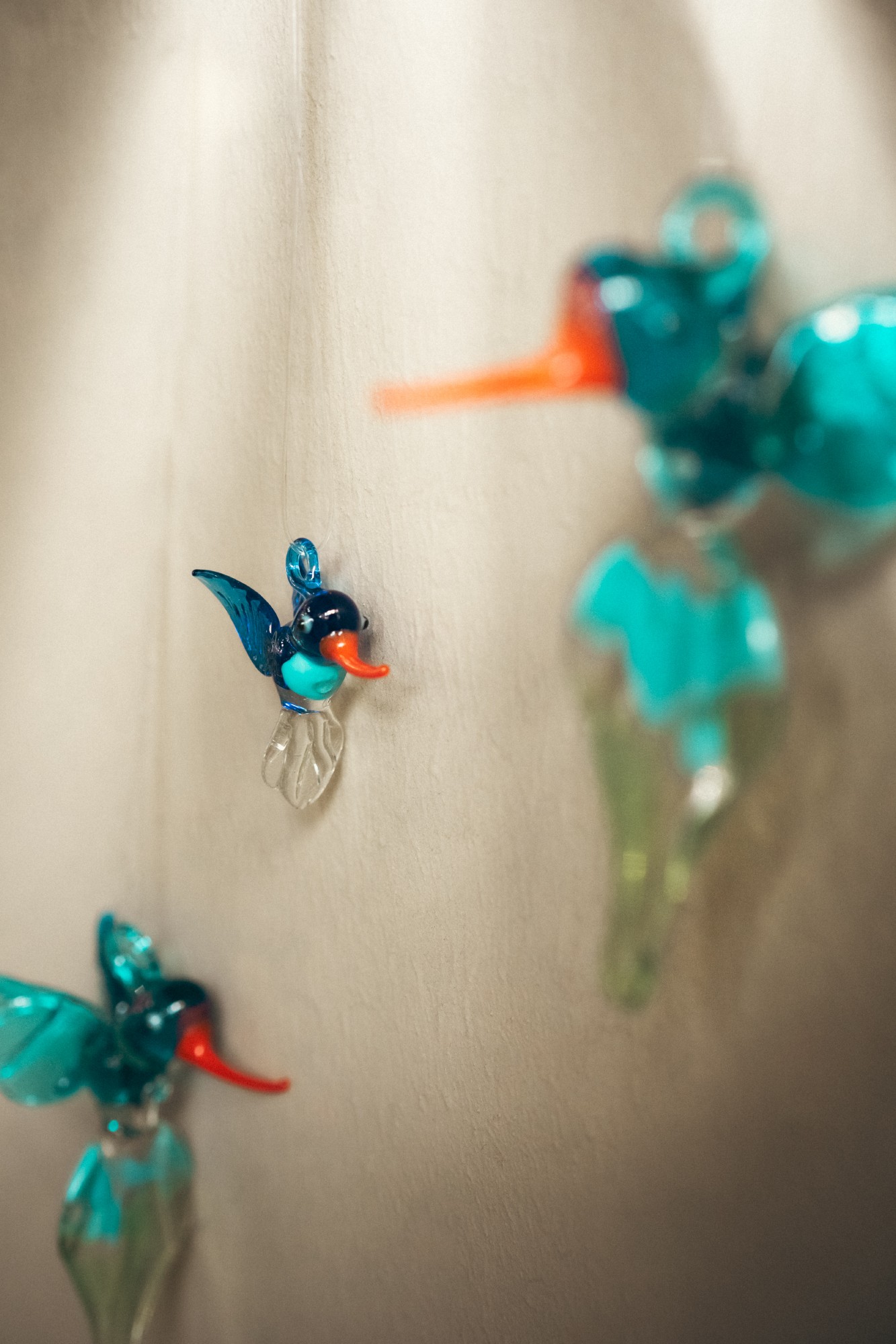 Glasfigur 'Kolibri' hängend, multicolor, H 6 cm, B 6 cm, L 3 cm von fischer's lagerhaus