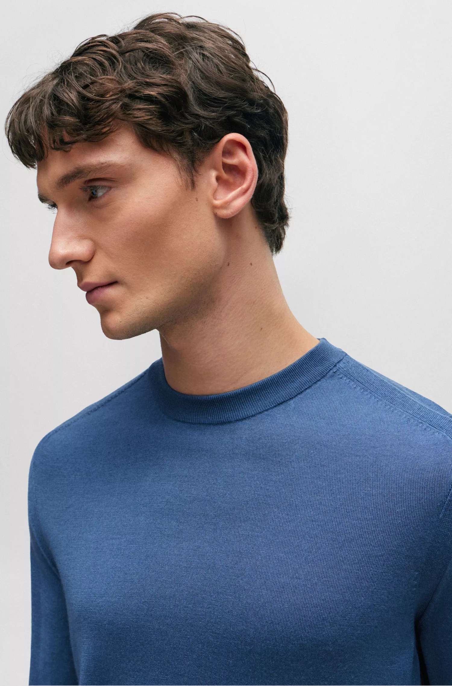 Suéter BOSS cor camelo, corte regular, em lã, seda e cashmere.