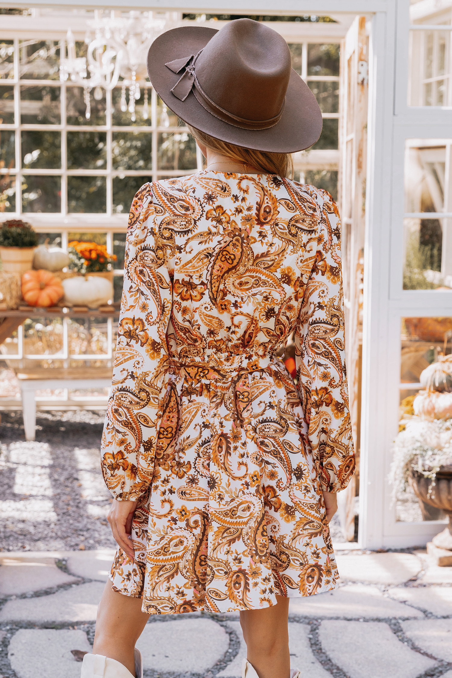Robe mini trapèze avec ceinture à imprimé paisley