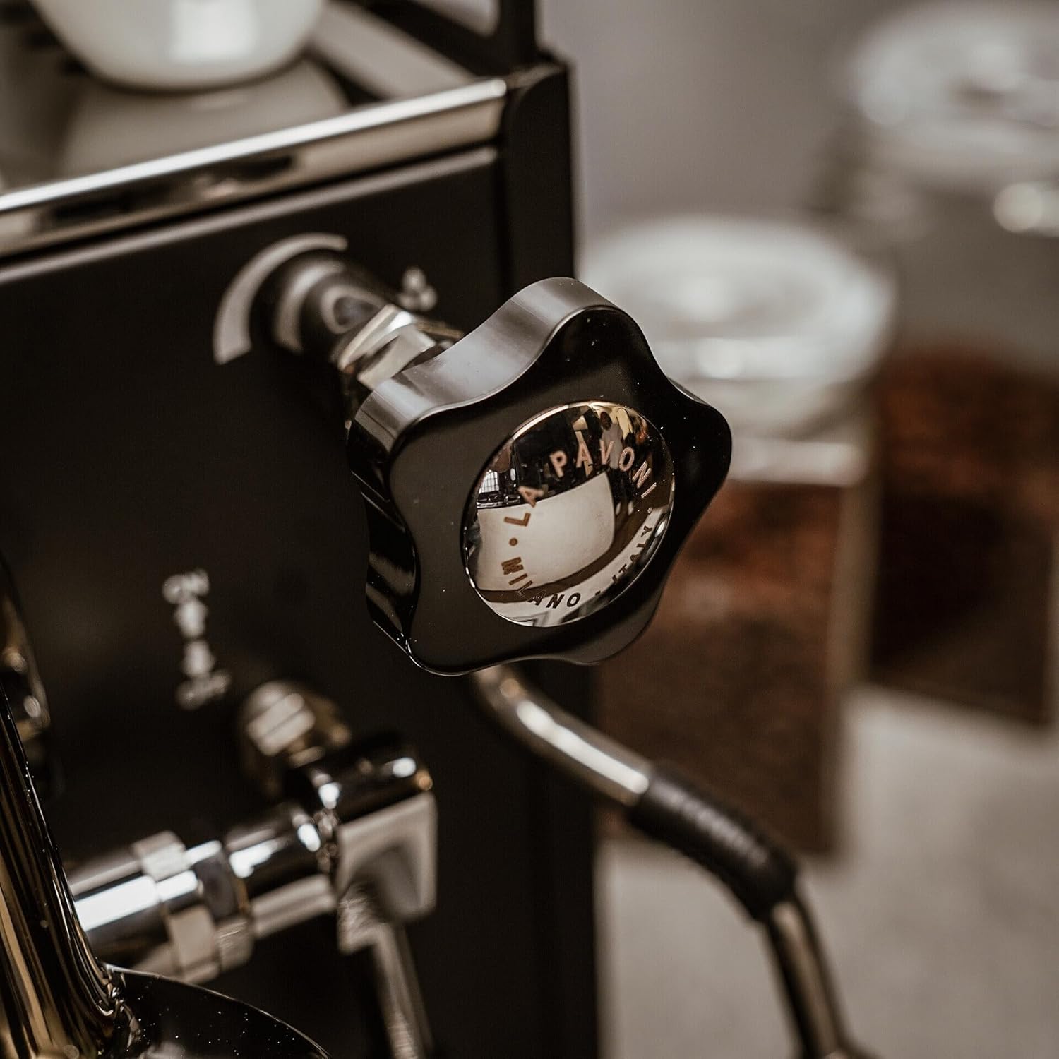 La Pavoni New Cellini Classic, Semiprofessionelle Espresso-Kaffeemaschine LPSCCB01EU, Einzelboiler mit Wärmetauscher, mit Drehventilen, Dampf- und Heißwasserlanze, 1400 W, Schwarzer Stahl