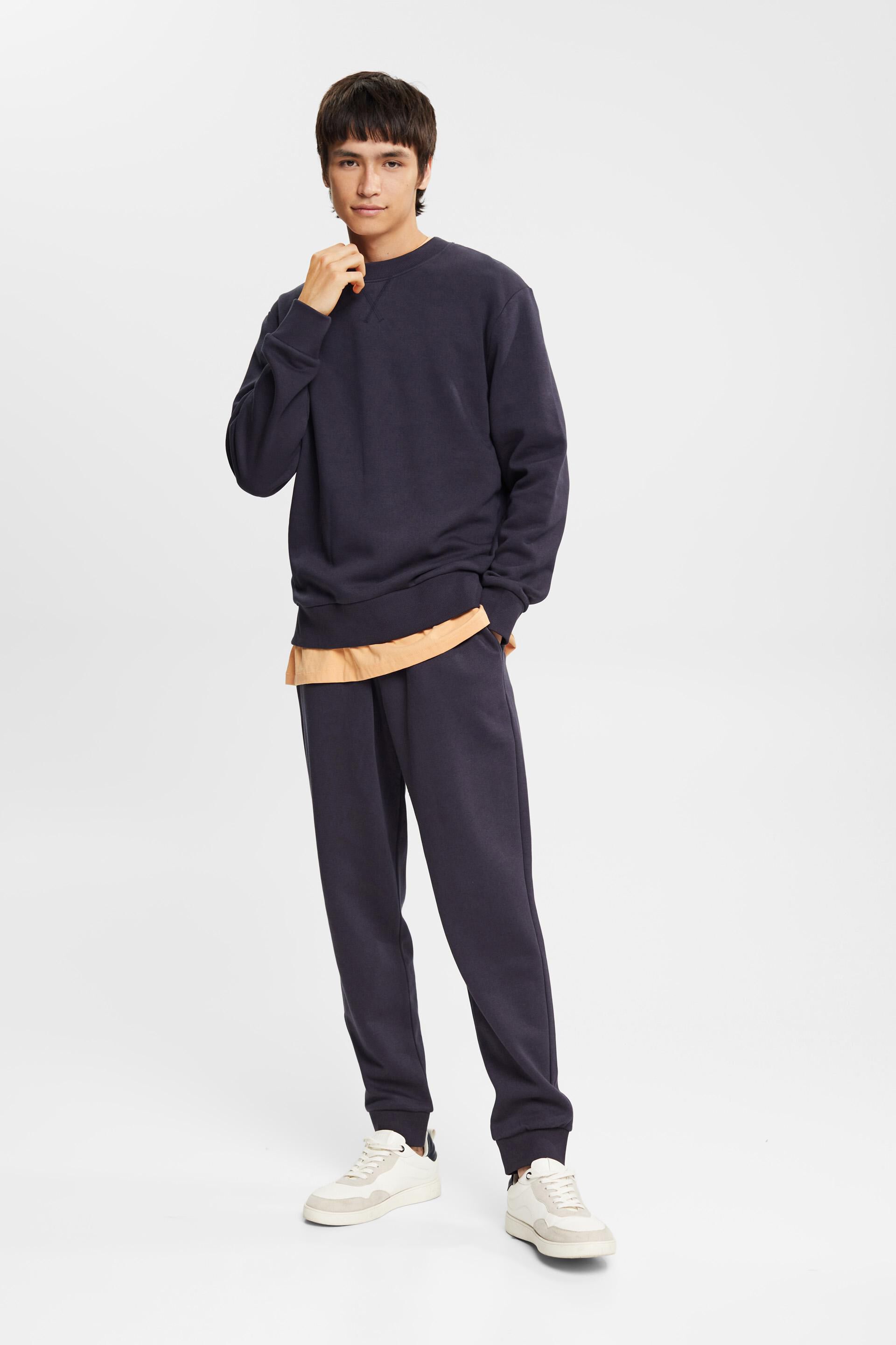 En matière recyclée le sweat-shirt unicolore