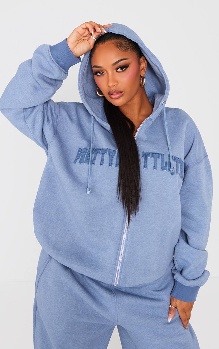 Prettylittlething Shape Sweat À Casynthétiqueche Zippé Brodé Effet Délavé