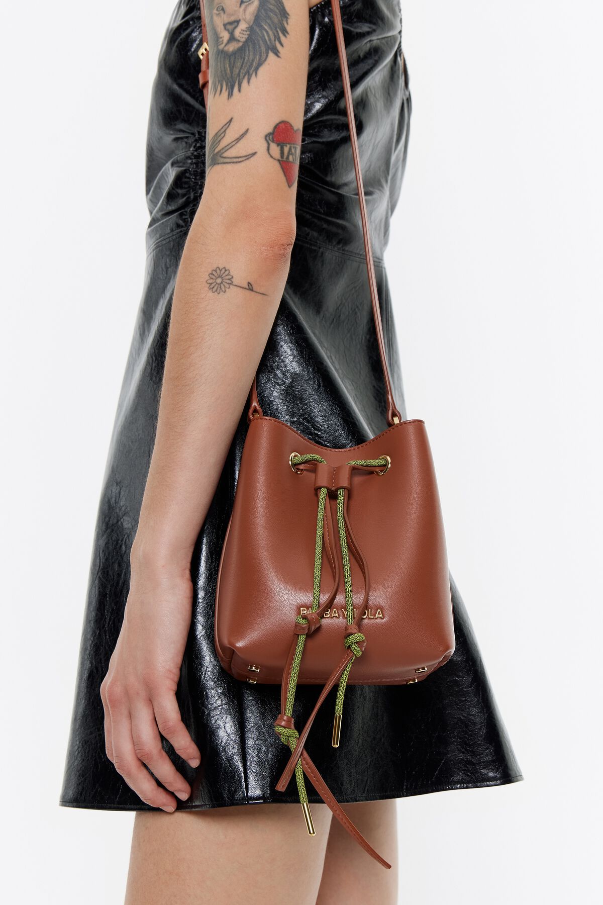 Bolsa mini balde Chihuahua em couro cor nogueira