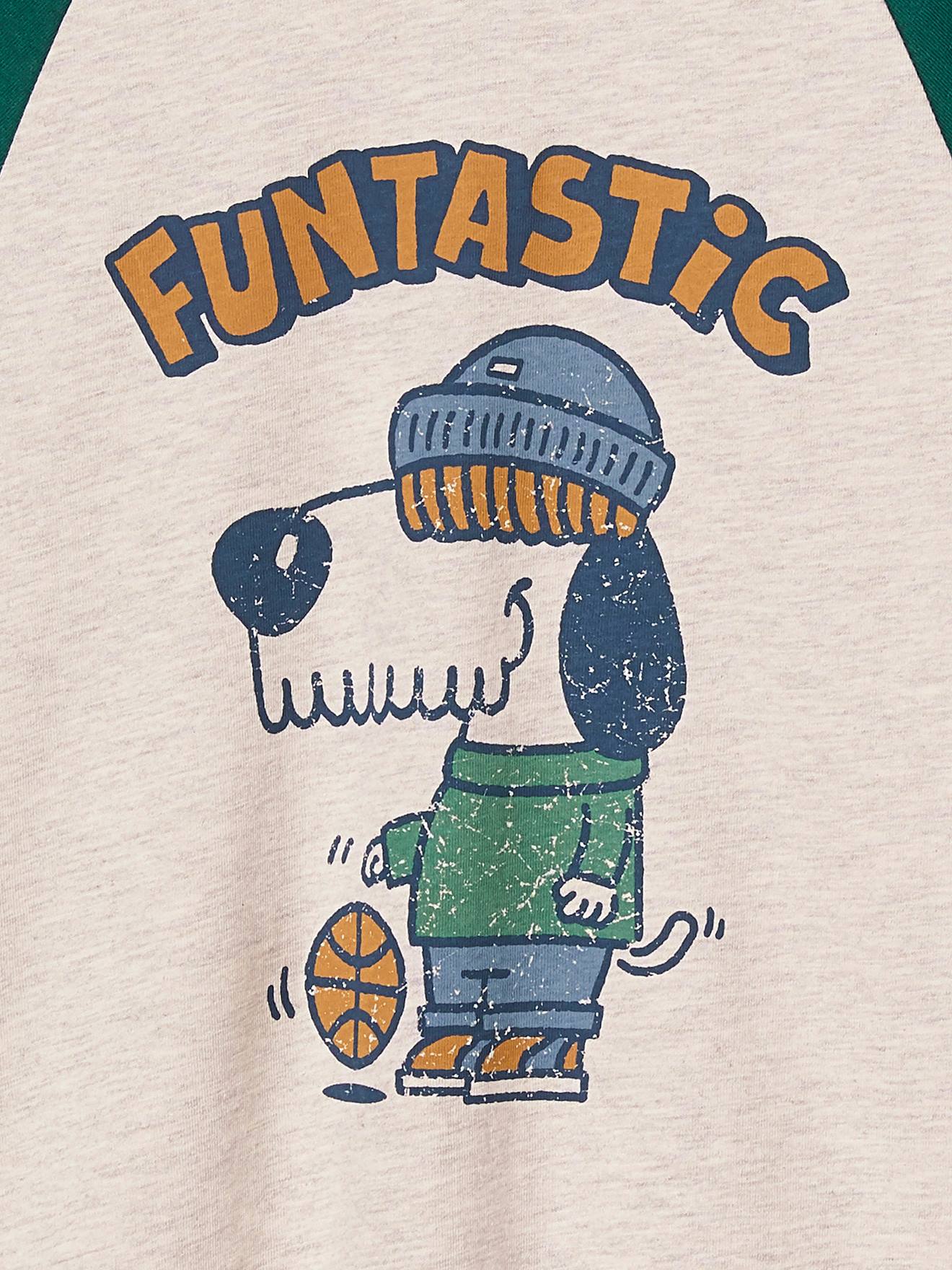 Camiseta infantil masculina, azul médio liso com estampas e mangas raglan coloridas.