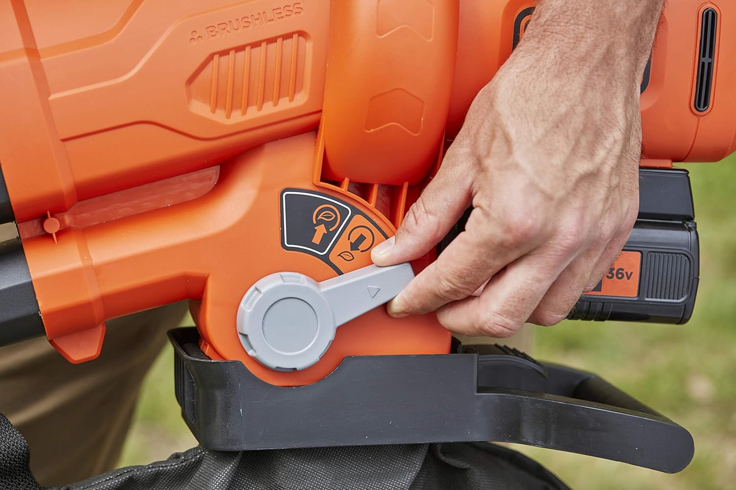 BLACK+DECKER - Aspirateur souffleur Broyeur Sans Fil 36V - Livré avec un sac de 45 L ‎- BCBLV36B-XJ