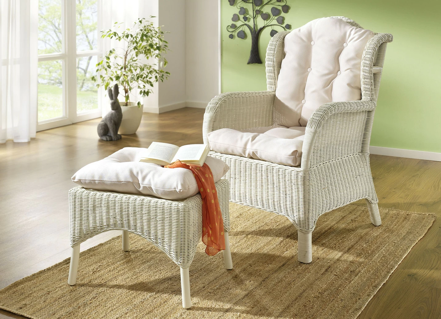 Sitzmöbel aus Rattan mit Kissenauflage