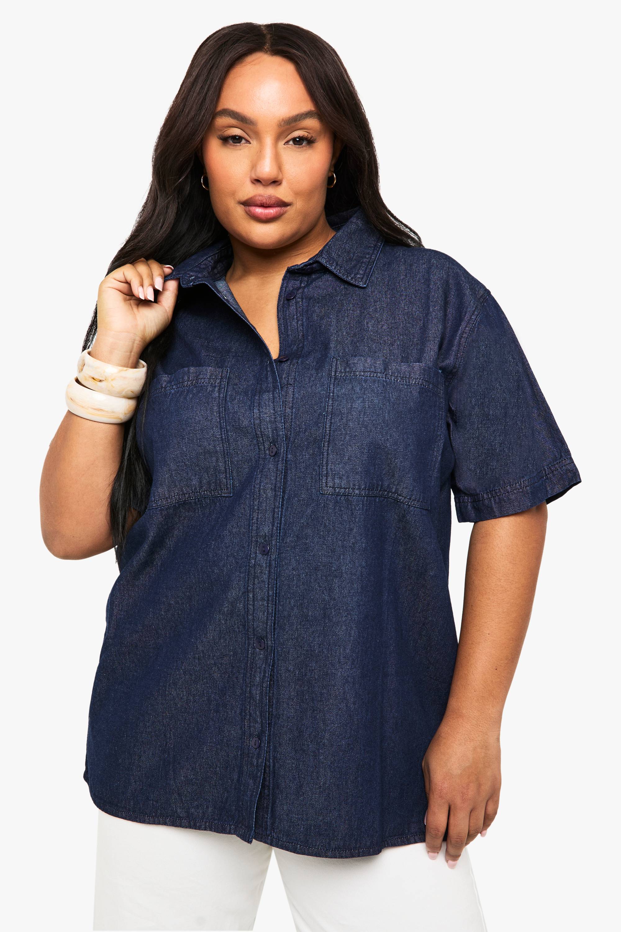 boohoo Plus Chemise en denim chambray à manches courtes Plus